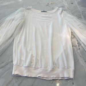 Cute top w tulle wrapped balloon sleeves, soft fabric